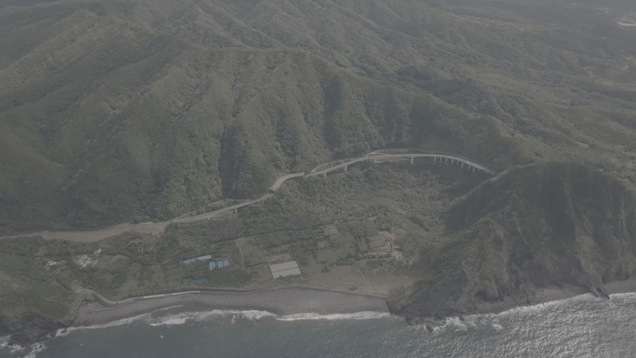 横間海岸と逢坂トンネル